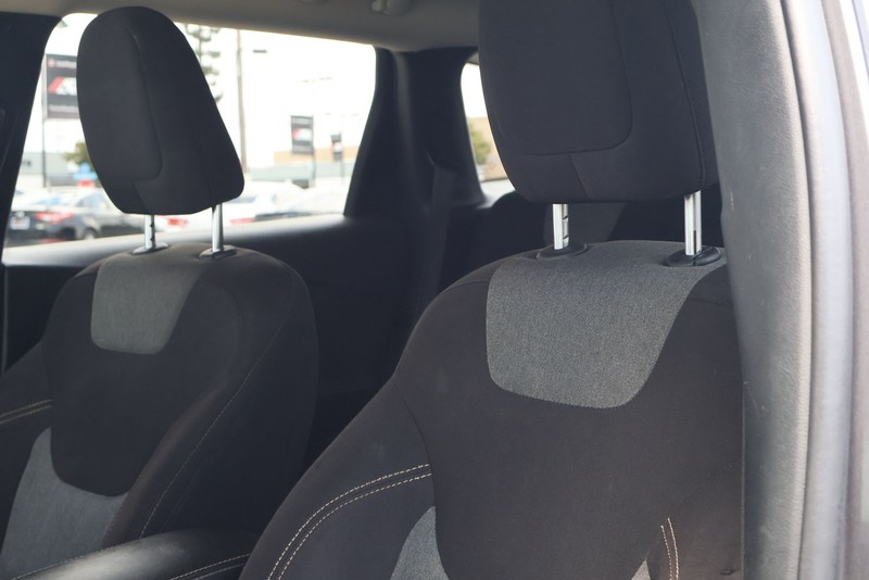 Jeep Cherokee Vehicle Full-screen Gallery Image 17