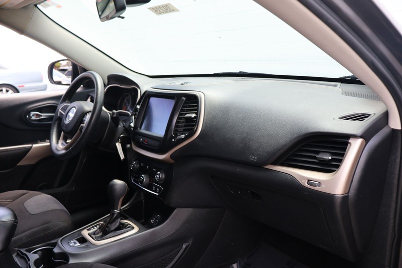 Jeep Cherokee Vehicle Full-screen Gallery Image 18