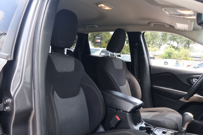 Jeep Cherokee Vehicle Full-screen Gallery Image 19