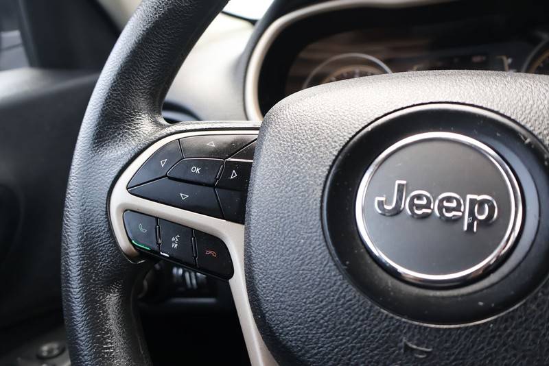 Jeep Cherokee Vehicle Full-screen Gallery Image 24