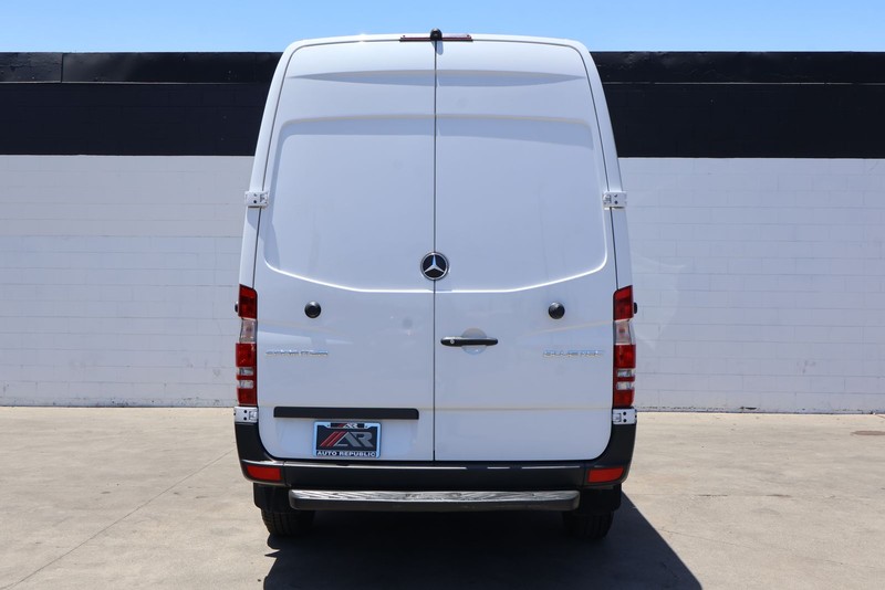 Mercedes-Benz Sprinter Cargo Vans Vehicle Full-screen Gallery Image 07
