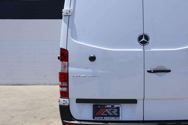 Mercedes-Benz Sprinter Cargo Vans Vehicle Full-screen Gallery Image 08