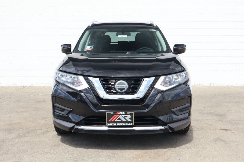 Nissan Rogue Vehicle Full-screen Gallery Image 02