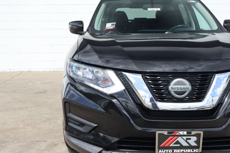 Nissan Rogue Vehicle Full-screen Gallery Image 03