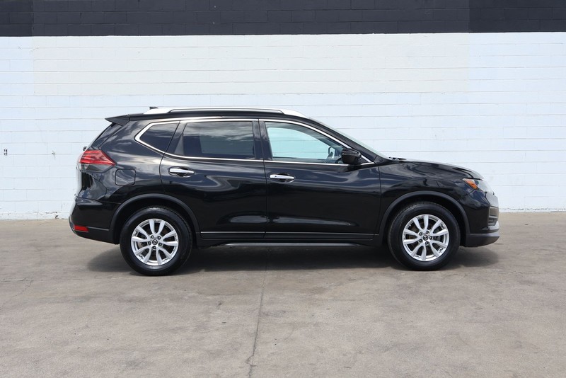 Nissan Rogue Vehicle Full-screen Gallery Image 04
