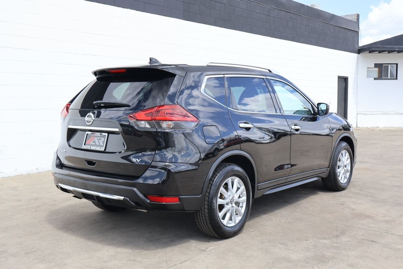 Nissan Rogue Vehicle Full-screen Gallery Image 05