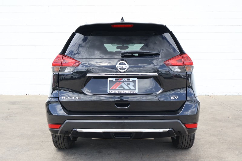 Nissan Rogue Vehicle Full-screen Gallery Image 06