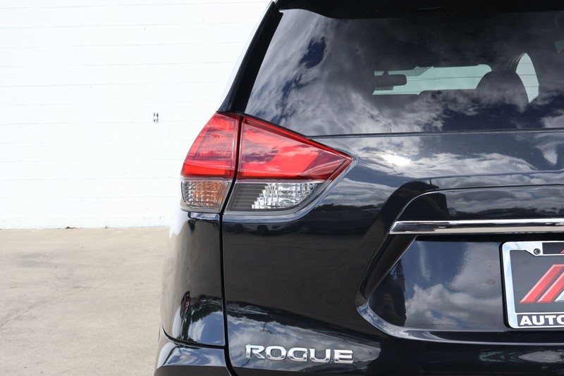 Nissan Rogue Vehicle Full-screen Gallery Image 07