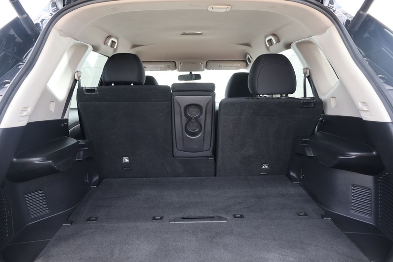 Nissan Rogue Vehicle Full-screen Gallery Image 08