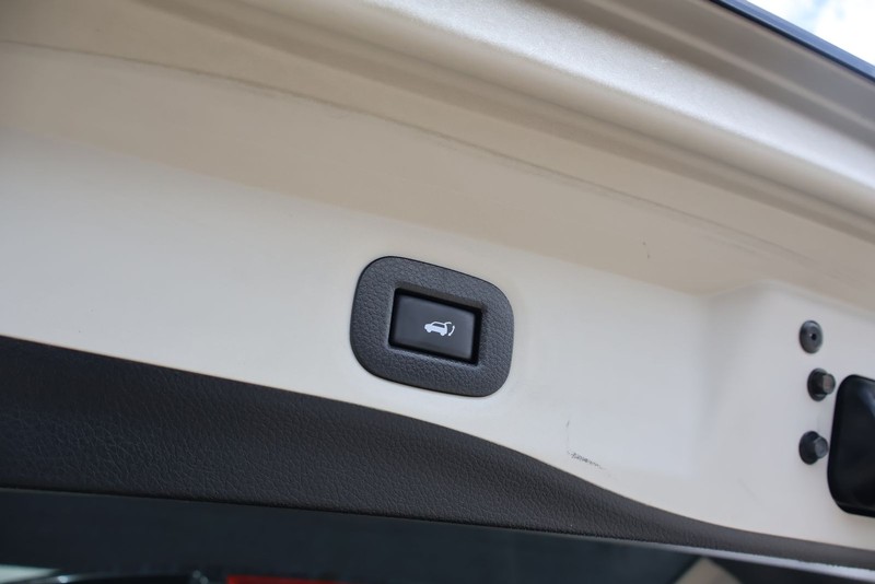 Nissan Rogue Vehicle Full-screen Gallery Image 09