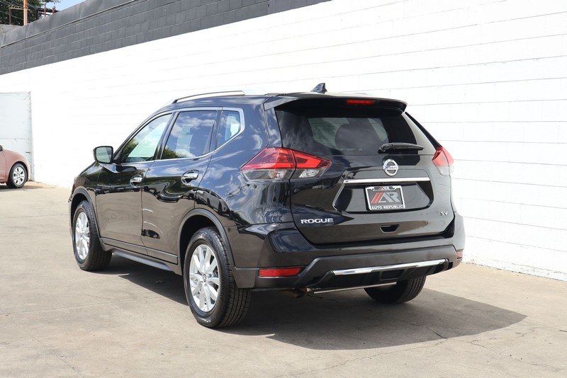 Nissan Rogue Vehicle Full-screen Gallery Image 10