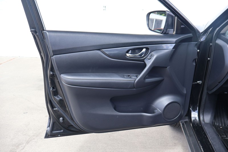 Nissan Rogue Vehicle Full-screen Gallery Image 15