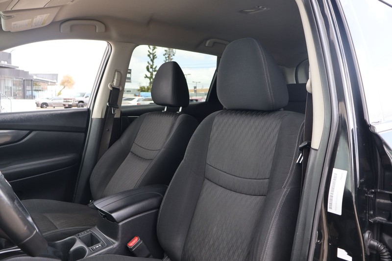 Nissan Rogue Vehicle Full-screen Gallery Image 17