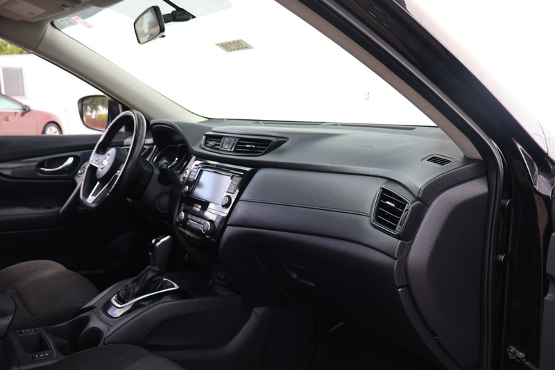 Nissan Rogue Vehicle Full-screen Gallery Image 19