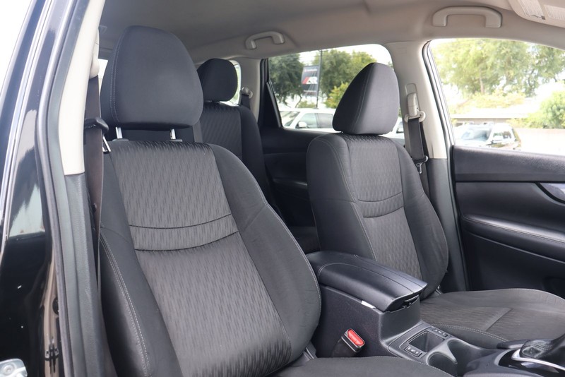 Nissan Rogue Vehicle Full-screen Gallery Image 20