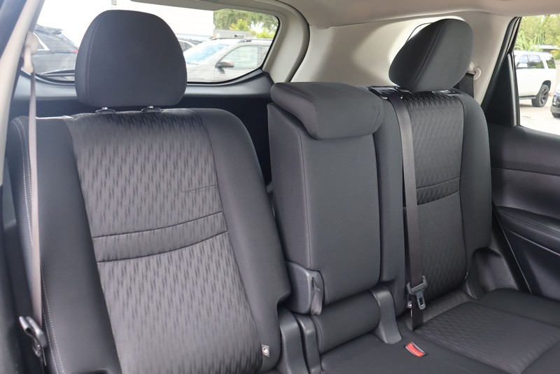 Nissan Rogue Vehicle Full-screen Gallery Image 21