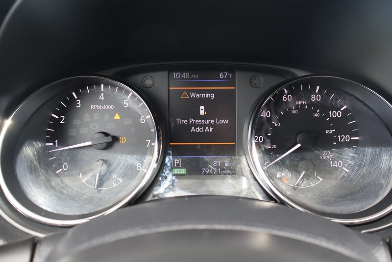 Nissan Rogue Vehicle Full-screen Gallery Image 23