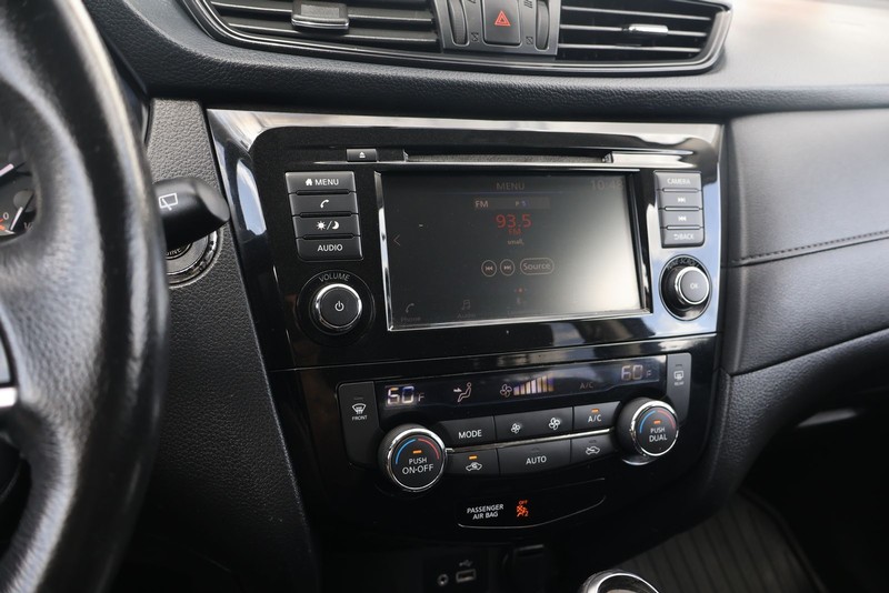 Nissan Rogue Vehicle Full-screen Gallery Image 28