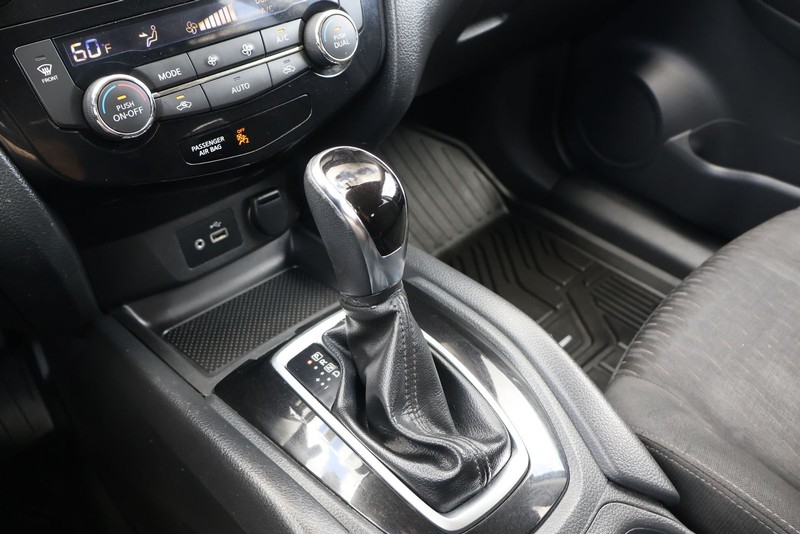 Nissan Rogue Vehicle Full-screen Gallery Image 30