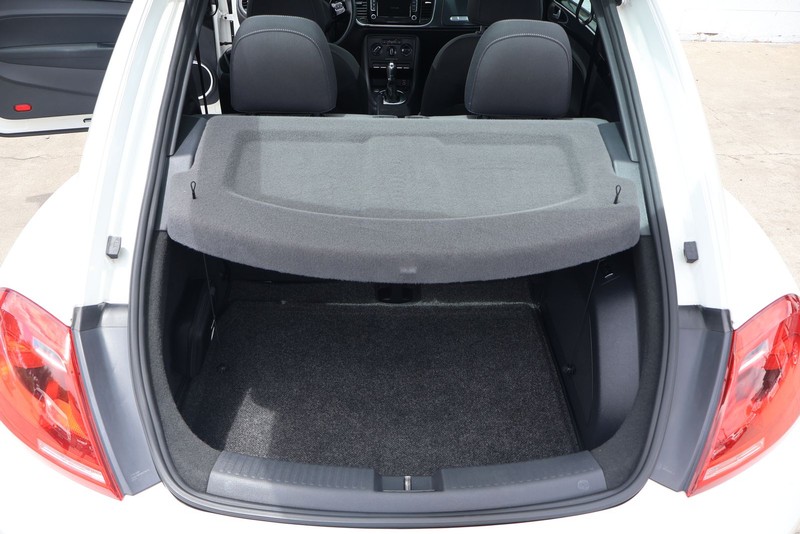 Volkswagen Beetle Coupe Vehicle Full-screen Gallery Image 08