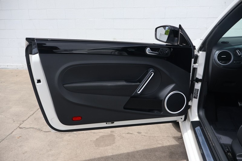 Volkswagen Beetle Coupe Vehicle Full-screen Gallery Image 14