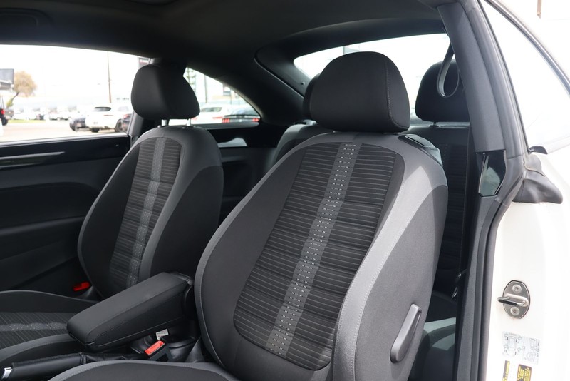 Volkswagen Beetle Coupe Vehicle Full-screen Gallery Image 16