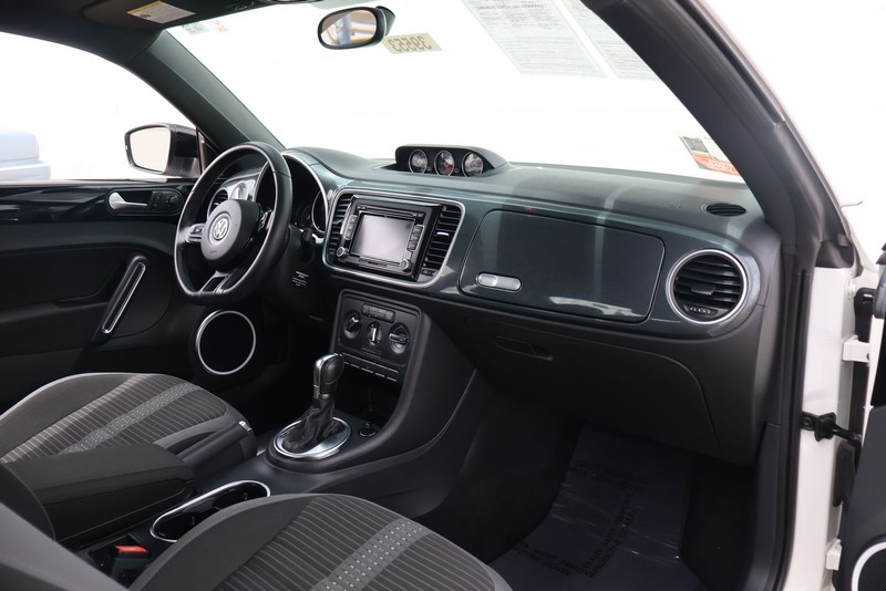 Volkswagen Beetle Coupe Vehicle Full-screen Gallery Image 18