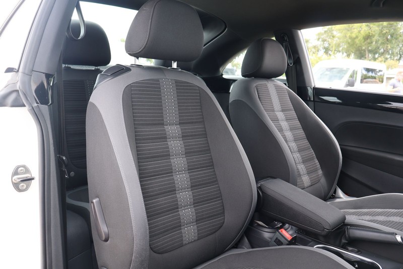 Volkswagen Beetle Coupe Vehicle Full-screen Gallery Image 19