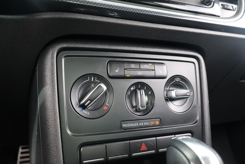 Volkswagen Beetle Coupe Vehicle Full-screen Gallery Image 29