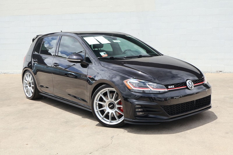 Volkswagen Golf GTI Vehicle Full-screen Gallery Image 01