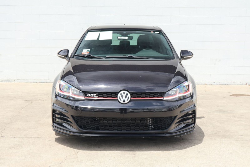 Volkswagen Golf GTI Vehicle Full-screen Gallery Image 02