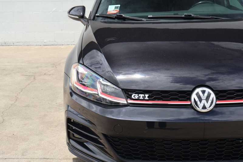 Volkswagen Golf GTI Vehicle Full-screen Gallery Image 03