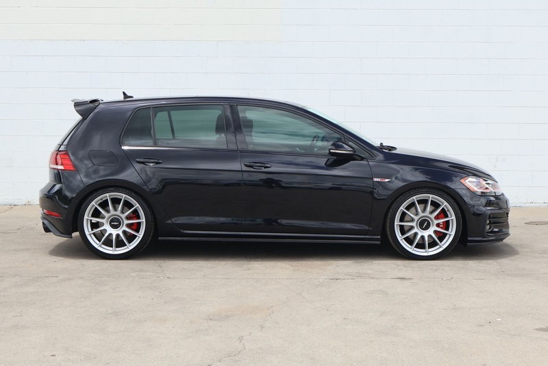 Volkswagen Golf GTI Vehicle Full-screen Gallery Image 04