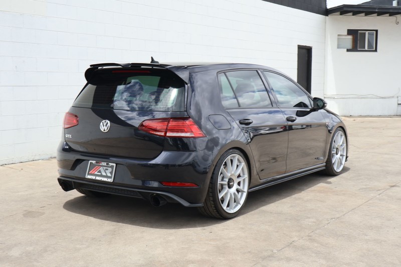 Volkswagen Golf GTI Vehicle Full-screen Gallery Image 05