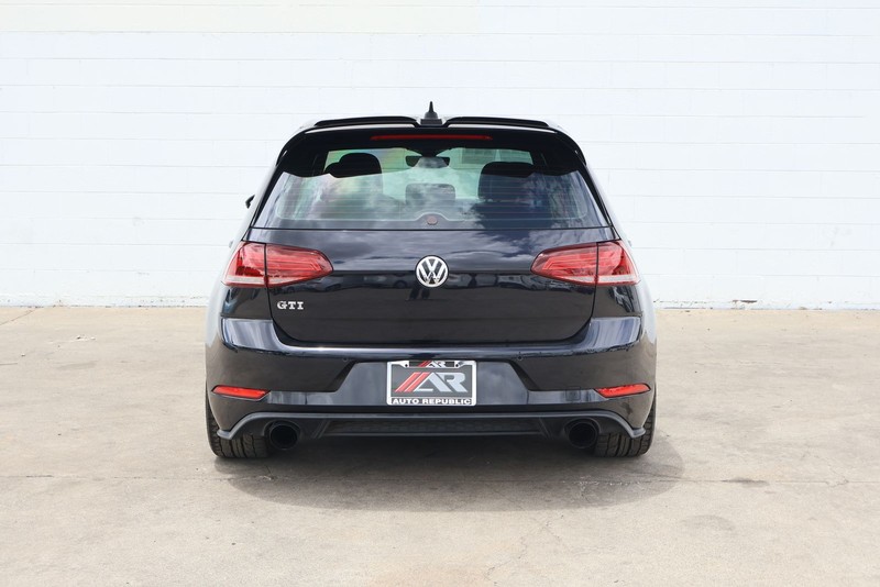 Volkswagen Golf GTI Vehicle Full-screen Gallery Image 06