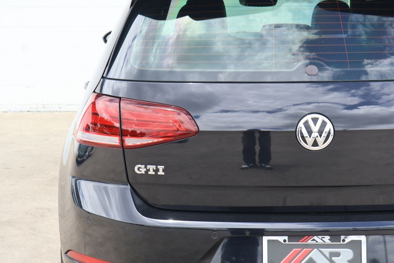 Volkswagen Golf GTI Vehicle Full-screen Gallery Image 07