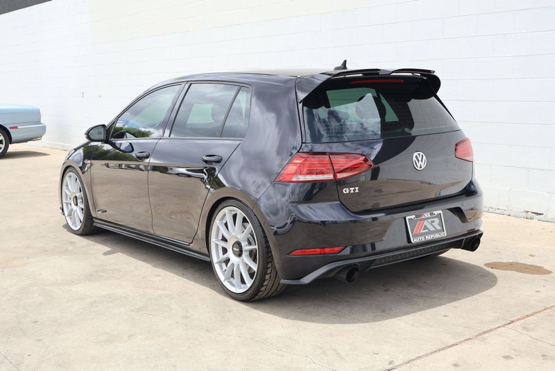 Volkswagen Golf GTI Vehicle Full-screen Gallery Image 09