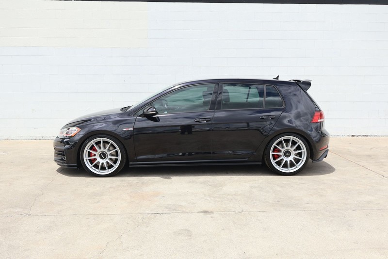 Volkswagen Golf GTI Vehicle Full-screen Gallery Image 10