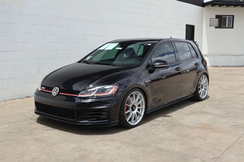 Volkswagen Golf GTI Vehicle Full-screen Gallery Image 11
