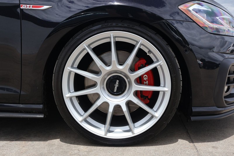 Volkswagen Golf GTI Vehicle Full-screen Gallery Image 13