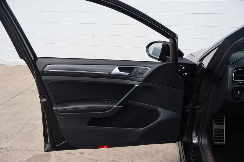 Volkswagen Golf GTI Vehicle Full-screen Gallery Image 14