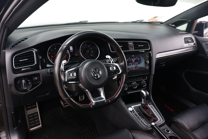 Volkswagen Golf GTI Vehicle Full-screen Gallery Image 15