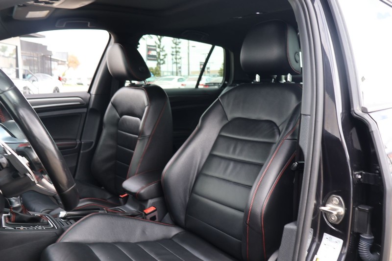 Volkswagen Golf GTI Vehicle Full-screen Gallery Image 16