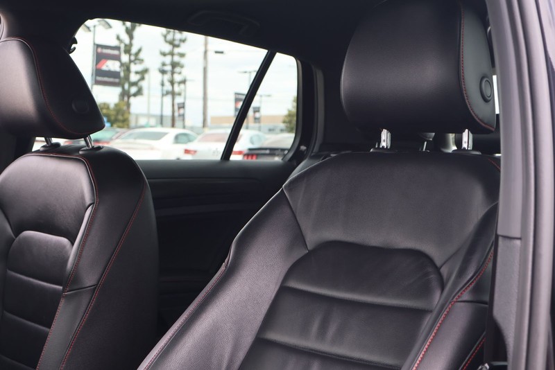 Volkswagen Golf GTI Vehicle Full-screen Gallery Image 17