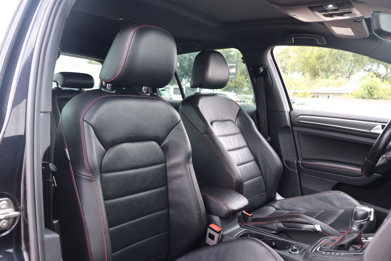 Volkswagen Golf GTI Vehicle Full-screen Gallery Image 19
