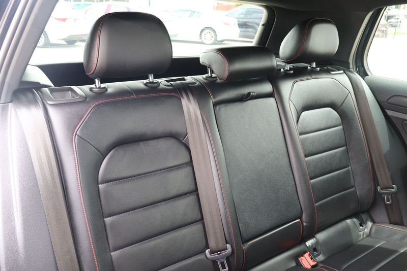 Volkswagen Golf GTI Vehicle Full-screen Gallery Image 20
