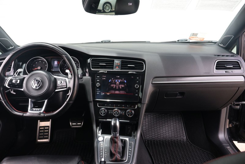 Volkswagen Golf GTI Vehicle Full-screen Gallery Image 21