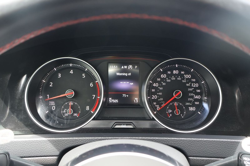 Volkswagen Golf GTI Vehicle Full-screen Gallery Image 22