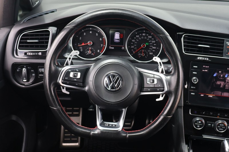 Volkswagen Golf GTI Vehicle Full-screen Gallery Image 23