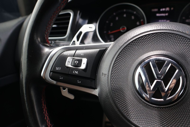 Volkswagen Golf GTI Vehicle Full-screen Gallery Image 24